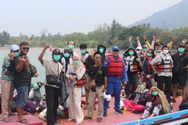 Petugas bagikan masker dan imbau wisatawan patuhi zona aman Gunung Anak Krakatau