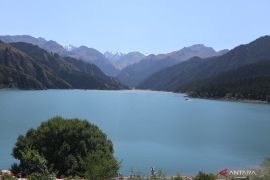 Wisata ke "danau surgawi" di Xinjiang