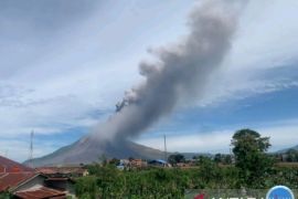 Sinabung Erupsi, kolom abu menjulang 3.500 Meter