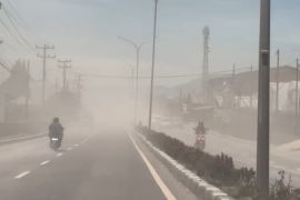 Abu Vulkanik Sinabung selimuti Berastagi, Cabdis Pendidikan Sumut imbau siswa gunakan masker