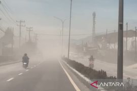 Gunung Sinabung erupsi, abu vulkanik selimuti Kota Berastagi