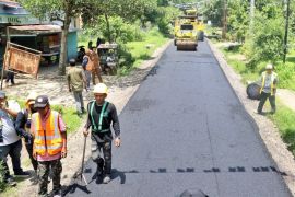 Bupati Simalungun tinjau pengaspalan akses wisata pemandian Karang Anyer