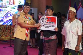 Kwarcab Pramuka Buleleng serahkan dua rumah layak huni kepada keluarga penerima bantuan