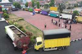 Polres Muba serahkan 419.600 liter minyak ilegal sitaan ke Pertamina