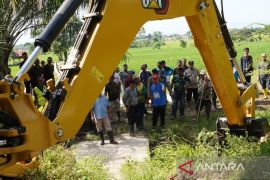 Wakil Bupati Paluta gotong royong bersihkan saluran irigasi Dugabe-Minang Mahimbau