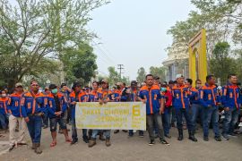 Ratusan karyawan tambang gelar aksi damai ke kantor Kejari Tabalong