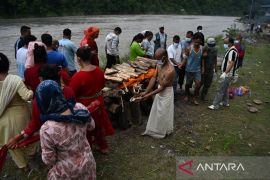 Korban tewas akibat tanah longsor di Nepal kini capai 951 orang