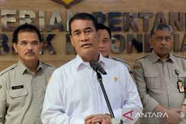 Minister Amran dismisses 13 officials involved in online gambling