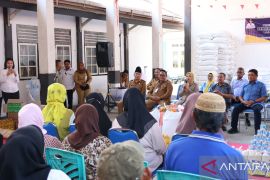 Pemprov Gorontalo salurkan bantuan usaha kepada 155 pelaku UMKM