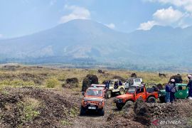 Wisata jip menjelajahi alam di Garut jadi daya tarik wisatawan