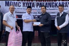 Akademisi Palangka Raya donasikan bantuan untuk Posyan MDMC tangani karhutla