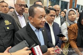 Menteri Bahlil target lifting minyak naik jadi 612.500 barel per hari