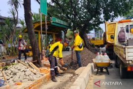 Pemkot Jaktim bangun trotoar baru di Jalan Raya Bogor