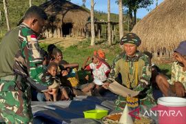 Satgas Yonif 511/DY sediakan makanan sehat bagi warga pelosok Papua