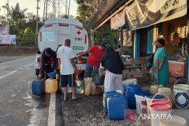 PMI Cianjur mendistribusikan air ke 10 kecamatan terdampak musim kemarau