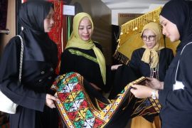 Menghidupkan kembali pesona wastra Aceh dalam adat pernikahan