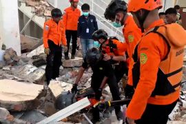 Basarnas evakuasi tiga korban tertimpa reruntuhan gempa NTT