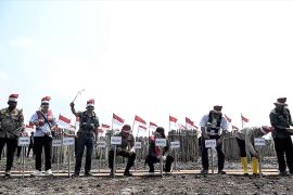 Polda Riau pulihkan pesisir terdampak abrasi