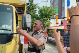 Polres Tarakan bagikan bendera Merah Putih jelang HUT RI