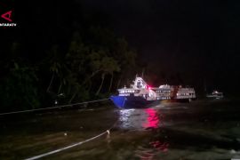 Tim SAR evakuasi ratusan penumpang kapal Mentawai Fast di Padang