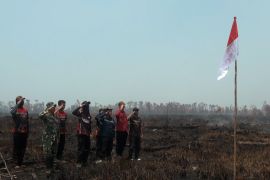 Merah Putih berkibar di tengah asap karhutla, relawan tetap berjuang