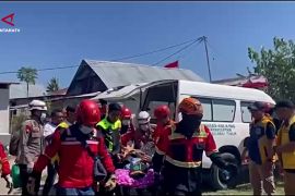 Tim SAR gabungan evakuasi tiga korban gempa di Manggarai Timur