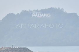 Kabut asap kiriman di Padang
