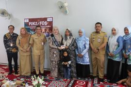 Bunda PAUD HSS serahkan bantuan PKH tahap III
