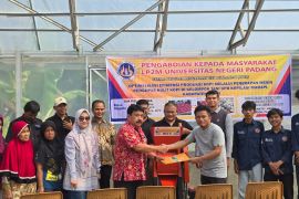 UNP latih kelompok tani di Agam tingkatkan produktivitas lewat mesin pengupas kulit kopi