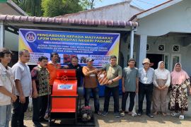 UNP latih warga Asam Kamba buat pupuk organik lewat mesin penggiling limbah peternakan