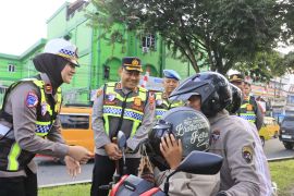 Kapolres Langkat beri bingkisan untuk pegendara yang tertib berlalu lintas