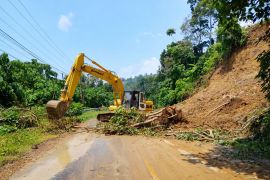 Balai Jalan tuntaskan pembersihan longsor jalur Trans Sulawesi Parigi Moutong