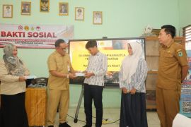 Bupati HSU bagikan masker dan edukasi terkait karhutla
