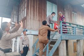 Polisi Muara Enim edukasi warga door to door cegah karhutla