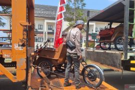Dishub Sumedang melatih penerima becak listrik bantuan Presiden