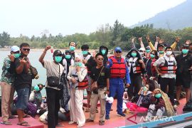 Petugas bagikan masker & ingatkan wisatawan patuhi zona aman Krakatau