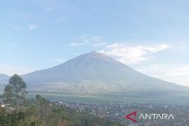 Kerinci Seblat closes Mount Kerinci trails over wildfire risk