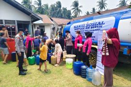 Kepolisian-PLN salurkan 8.000 liter air bersih dampak kekeringan
