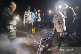 Kapolda Kalsel patroli karhutla malam hari lakukan suntik gambut di Pengayuan