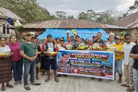 Wakapolda Sulut salurkan 500 paket sembako untuk korban gempa NTT