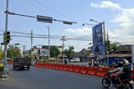 Road barrier kembali dipasang, arus lalu lintas di simpang empat Rembiga lancar