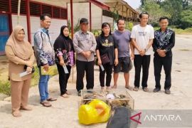 Dinsos Kaltim serahkan bantuan usaha ekonomi produktif bagi warga miskin Mahulu