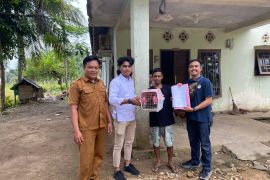 Pemuda Garagahan Agam selamatkan trenggiling terjebak di atas pelepah pinang