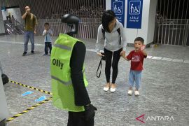 Singapura uji coba robot humanoid bantu penumpang MRT