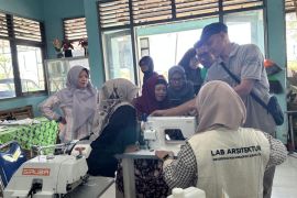 FT UMS latih penyandang disabilitas Klaten produksi dan pemasaran Batik Ciprat