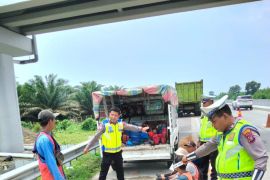 2  pekerja jalan tol JMKT  tewas ditabrak truk