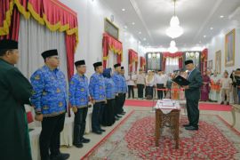 Lantik Enam Pejabat Eselon 2, Gubernur Mahyeldi: Pejabat Harus Hadir Menjawab Persoalan Masyarakat