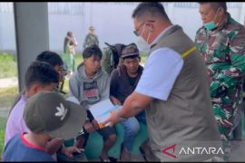 Bulog Kabanjahe salurkan beras dan masker kepada pengungsi Sinabung