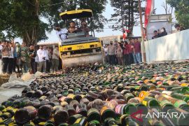 Polres Cimahi tertibkan 15 ribu botol miras ilegal selama Agustus