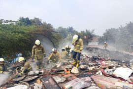 Bengkel dan lapak di Jaktim ludes terbakar akibat bakaran sampah